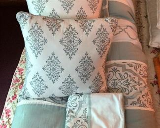 Comforter w/matching throw pillows and pillowcases.