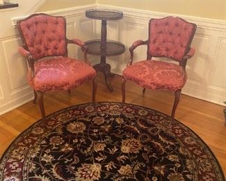 Round rug, chairs and pie table