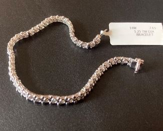 Lot #022---14kw Diamond Bracelet, total diamond weight: 5.25ct, price: $3,600