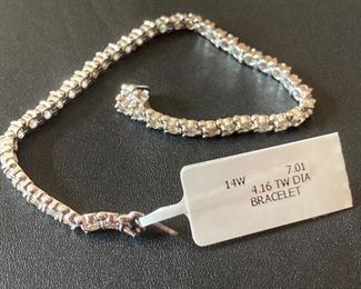 Lot #023---14kw Diamond Bracelet, total diamond weight: 4.16ct, price: $2,200