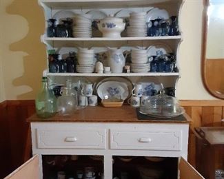 Hutch with pfaltzgraff