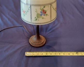 Victorian table lamp / glass shade