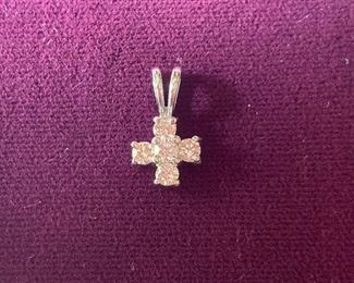 Lot #011---14kw Diamond Cross Pendant, total diamond weight: 0.40ct, price: $200