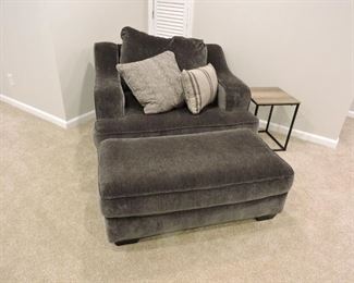 Oversize easy chair with ottoman
