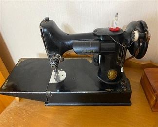 Vintage Singer Featherweight CAT 3-120 Sewing