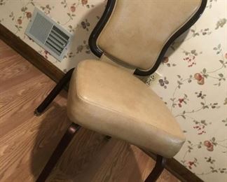 43 Gasser ButtonBack Chair Frontmin