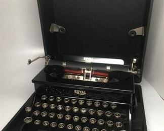 43 Vintage Junior Royal Travel Typewritermin