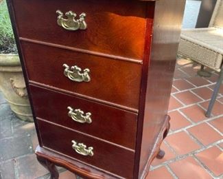 Dresser Mahogany Chest