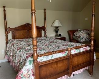 Four-poster queen bed (part of suite)