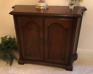 https://www.ebay.com/itm/124856472457	KG0023 Wooden Hall Cabinet Local Pickup		Buy-It-Now	 $149.99 

