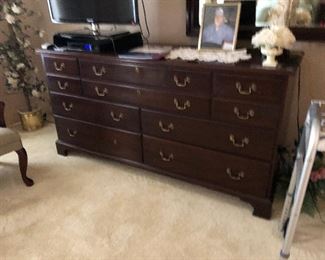 https://www.ebay.com/itm/124856474923	KG0025 Vintage Low Profile Chest of Drawers Pickup Only		Buy-It-Now	 $199.99 
