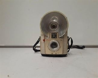 https://www.ebay.com/itm/114940657445	DS8004 : Kodak Brownie Starflash Camera 
