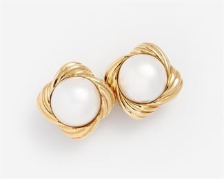 52. Charlies Turi Mabe' Pearl Button Earrings, 18k