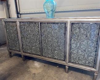 Was $650, now $325
Long contemporary mirrored buffet/credenza.
Available for immediate purchase by credit/debit card. Call 615-830-3089 to purchase now.