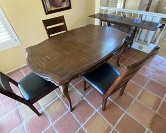 Dining room table. Comes with 2 leaves