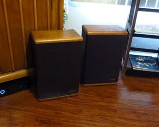 Advent stereo speakers with speaker wire