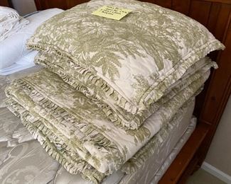 Pottery Barn queen set ("Toile" pattern): 1 bedspread, 2 pillows and 2 shams