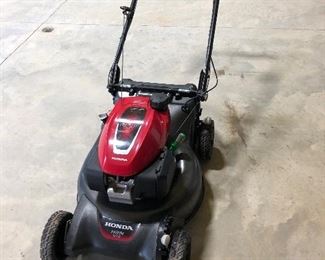 Like new Honda self propelled lawn mower.