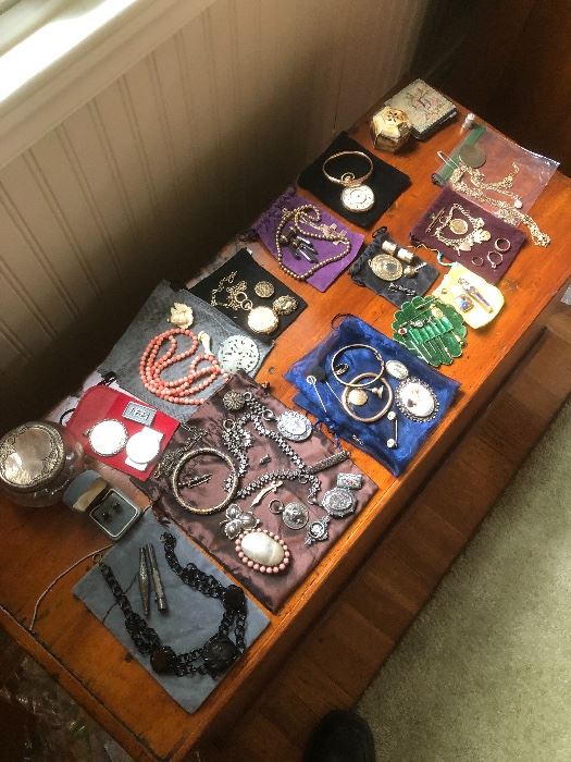 Find antique jewelry