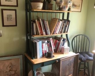 Nice green painted kitchen shelf unit