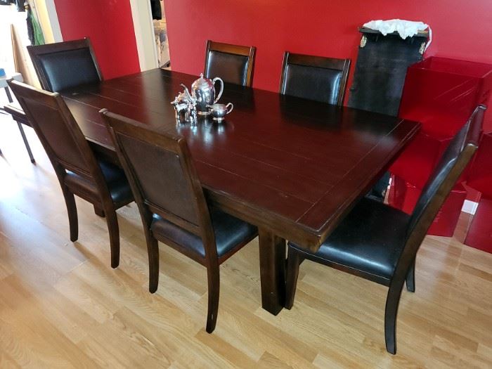 Gorgeous dining table with one leaf and six chairs