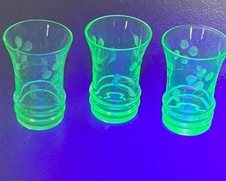 Vintage etched uranium glass small juice/cordial glasses
