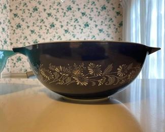 Vintage Pyrex "Colonial Mist" 444 cinderella bowl