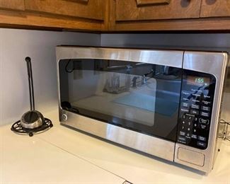 GE microwave. Works great and is sparkling clean inside