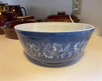 Vintage Pyrex "Colonial Mist" 403 nesting bowl