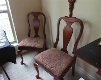 2 Chairs that go to Dining Table