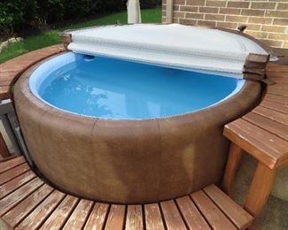 Softub Hot Tub - Great Shape - Runs Good