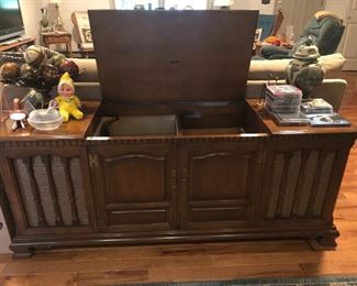 Old stereo cabinet without the stereo. CD's and albums. 