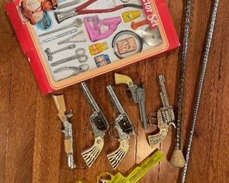 Vintage: batons, cap guns, doctor set...