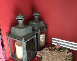 Outdoor lighting lantern decor 