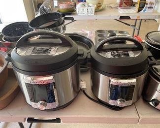 Insta pots small and large 
Brand new 