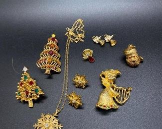 Vintage Goldtone Christmas Holiday Jewelry Lot