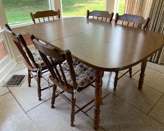 Perfect size table and chair set. Comes with one leaf and 6 chairs. 