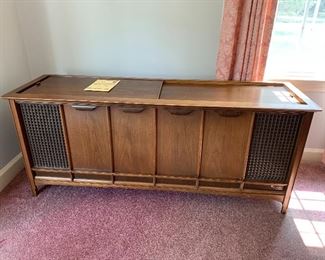 Magnavox stereo in beautiful console. 