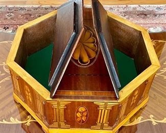 detail-both sides open to a green felt interior