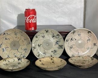 #27 - (6 Pieces) Ming blue & white porcelain plates.
More photos: https://flic.kr/s/aHsmWoe3Qi
3 plates measure 7”wide and the other 3 plates measure about 5.5”wide. Kiln flaws throughout. A few plates have rim chips/ flakes.