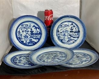 #31 - (5 pieces) 19th c. Canton blue & white porcelain plates.
More photos: https://flic.kr/s/aHsmWpbtVS
All 5 plates are 10”wide. All have varying amounts of rim flakes/chips and hairline cracks.