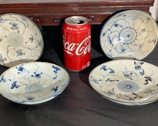 #40 - (4 pieces) Ming blue and white plates.
More photos: https://flic.kr/s/aHsmWo4TGF
3 of the plates measure about 5.75”wide. 1 plate measures about 6.75”wide. All have a variety of kiln faults, grit retraction, discoloration.