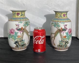 #42 - Pair 1970-80’s famille rose egg form vases.
More photos: https://flic.kr/s/aHsmWpbKhi
8.5”tall x 4.5”wide.
