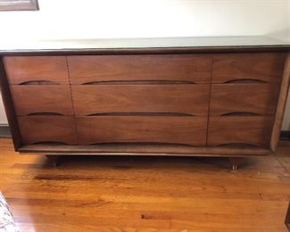 Kent Coffey “The Elegante” Dresser w/mirror