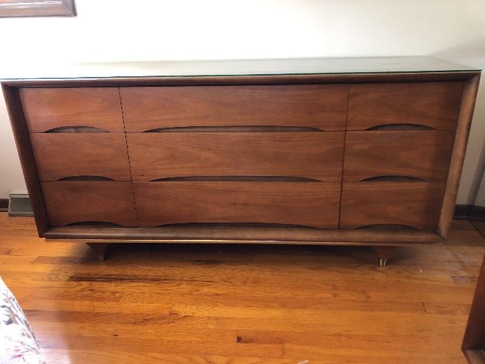 Kent Coffey “The Elegante” Dresser w/mirror