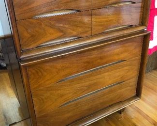 Kent Coffey “The Elegante “ Chest of Drawers