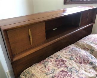 Kent Coffey “The Elegante “ Full Size Bookcase Bed w/footboard 