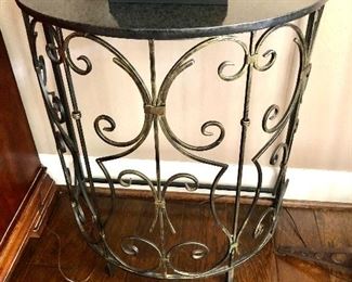 Metal I/2 round table