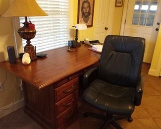 Nice office desk and chair
