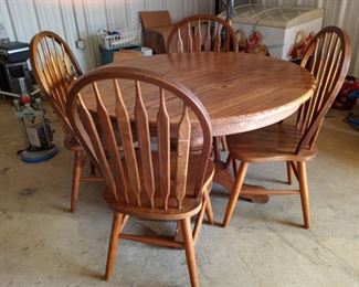Round Oak table & 4 chairs